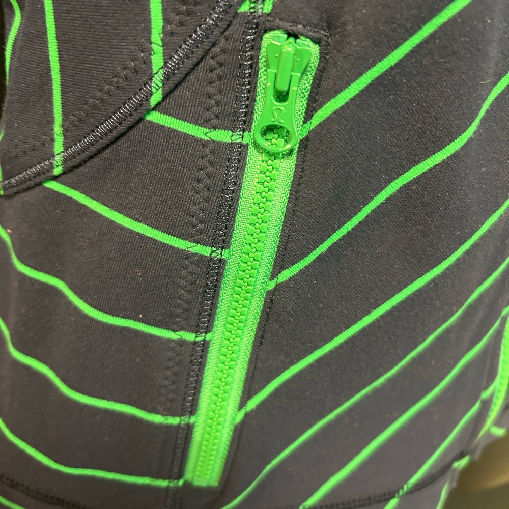 Lululemon Athletica Navy and Green Chevron Jacket - Picture 10 of 14